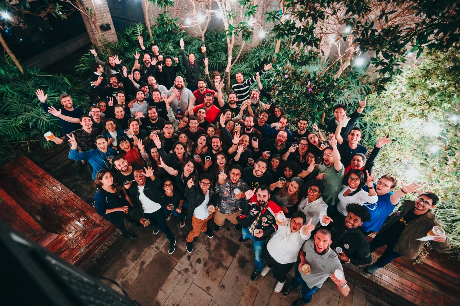 Un groupe réuni pour un moment de célébration