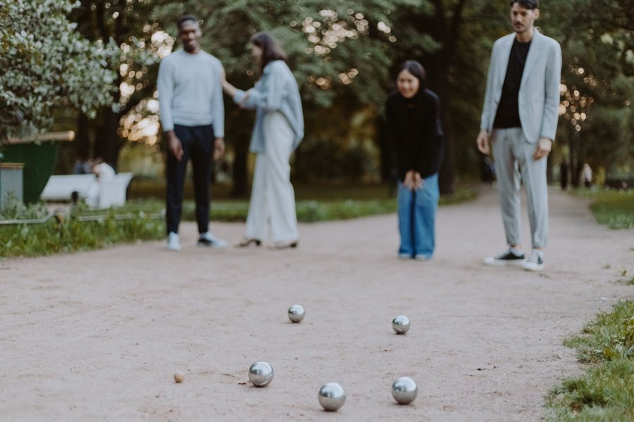 Moment convivial autour d’une partie de pétanque