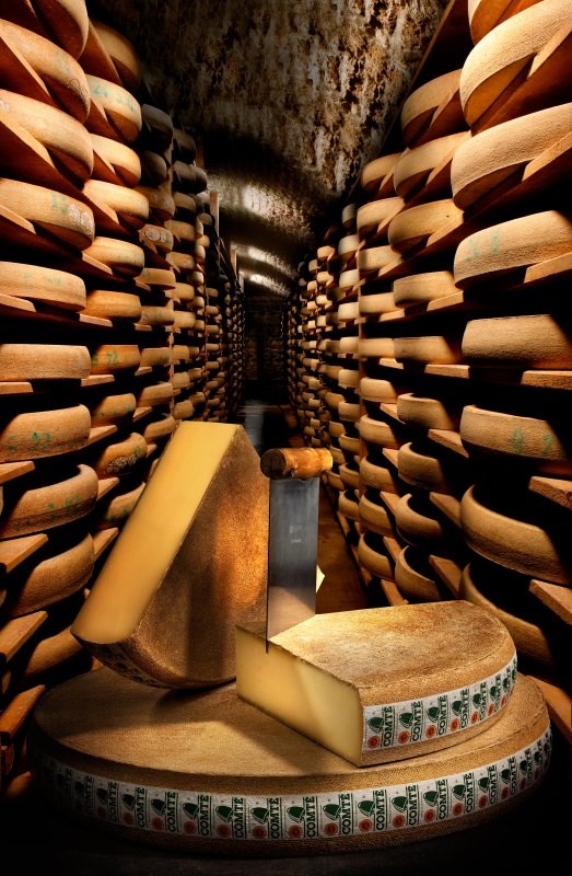 Meules de fromage dans une cave d’affinage