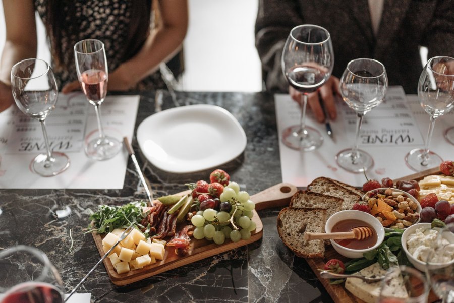 Dégustation de vins et de produits autour d’une table