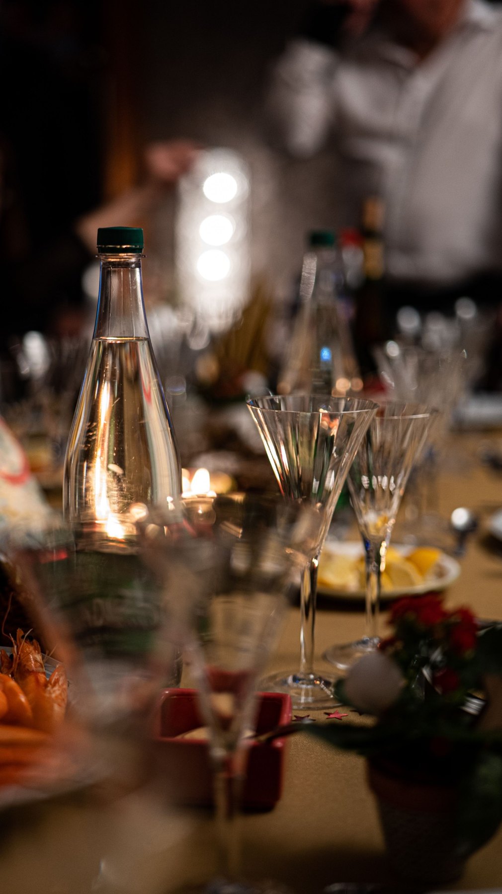 Table de réception avec verrerie et lumières chaleureuses