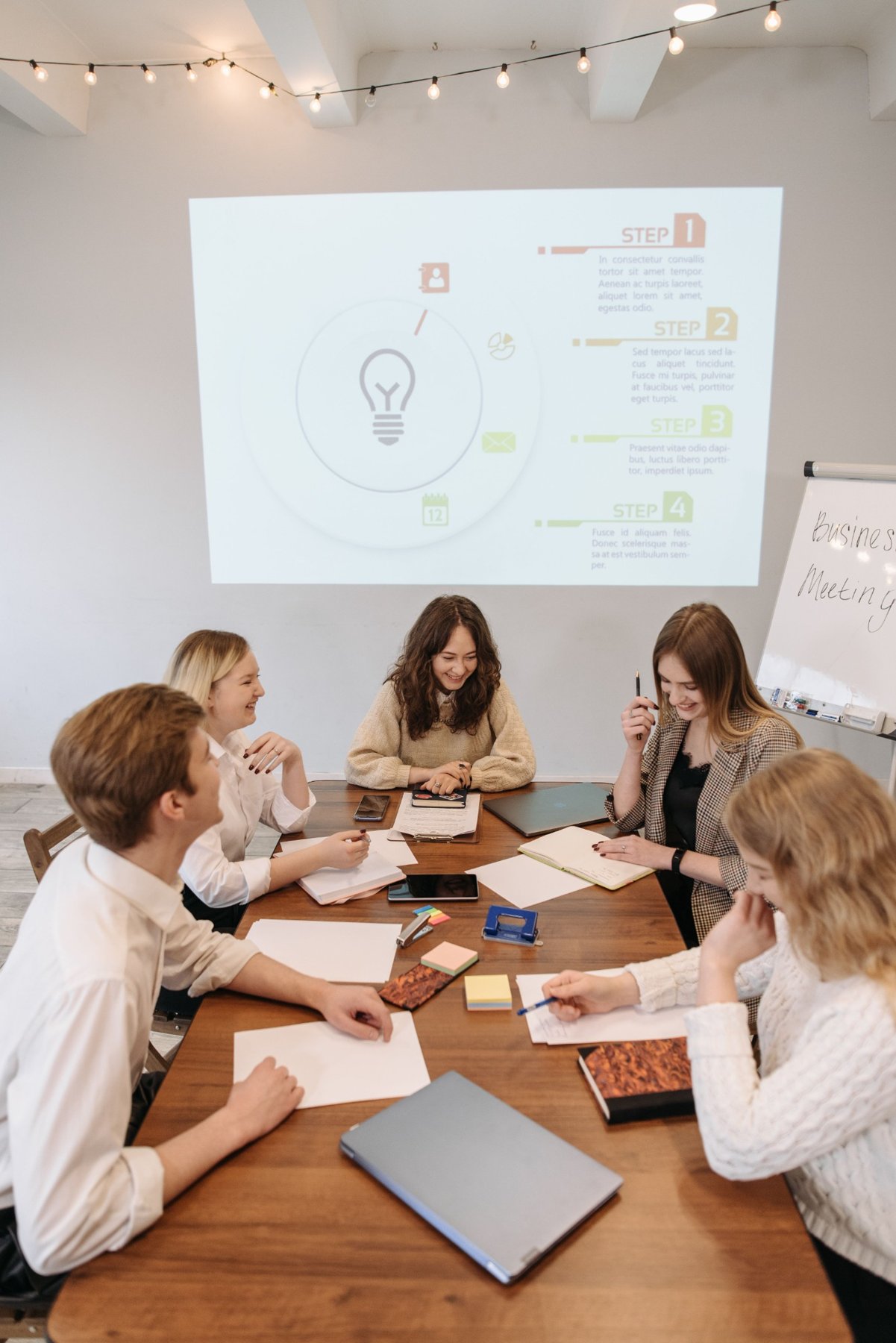 Participants réunis autour d’une table pour un échange collectif