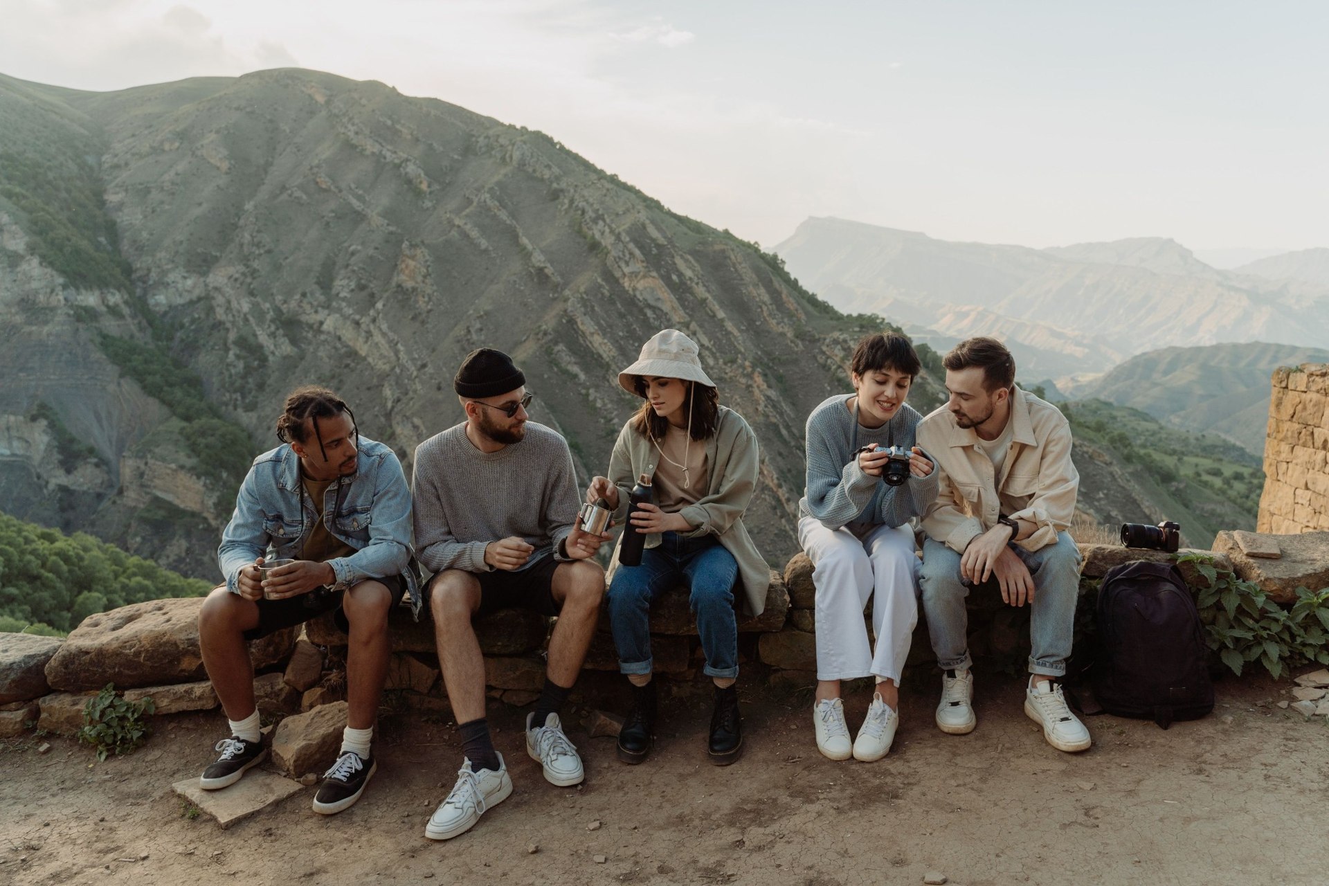 Groupe partageant une pause lors d’une escapade en montagne