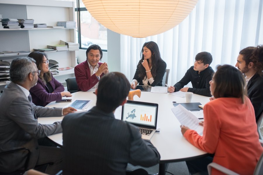 Participants échangeant autour d’une table lors d’une réunion