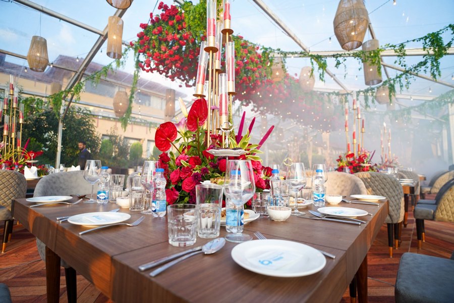 Table de réception fleurie sous une verrière
